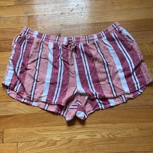 Universal thread striped shorts